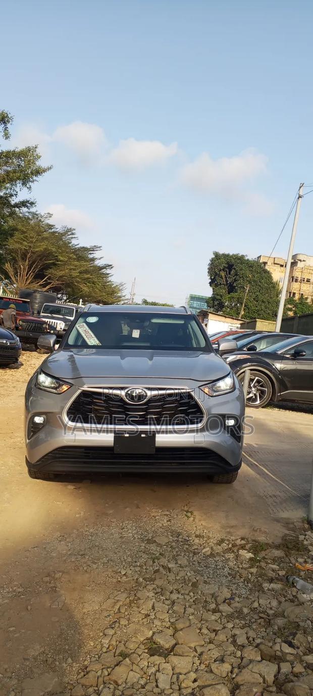 Toyota Highlander XLE 2022 Silver