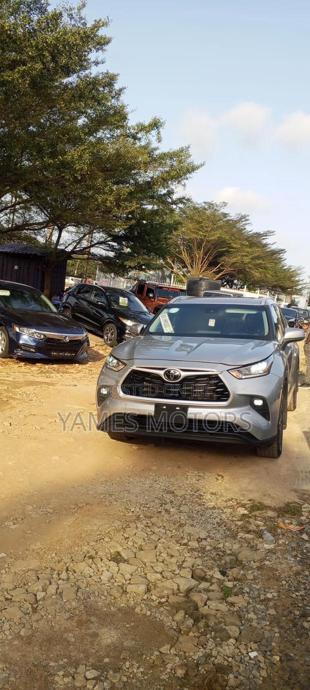 Toyota Highlander XLE 2022 Silver