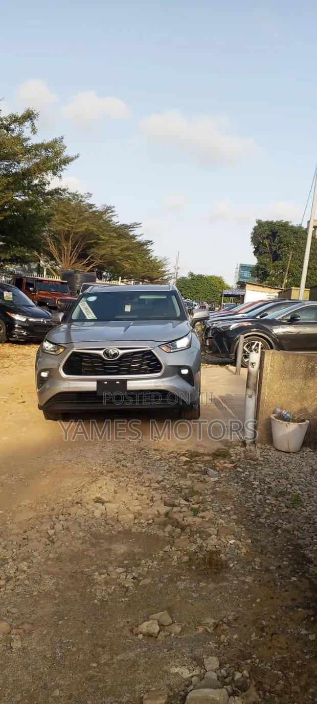 Toyota Highlander XLE 2022 Silver