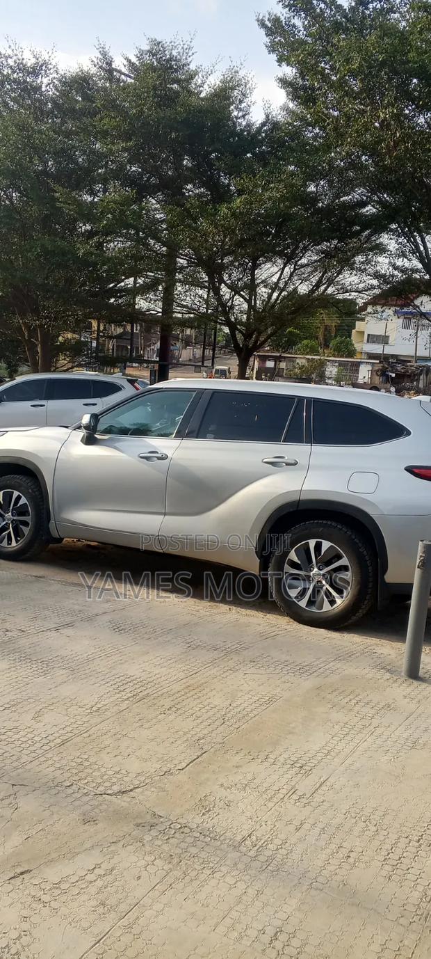 Toyota Highlander XLE 2022 Silver