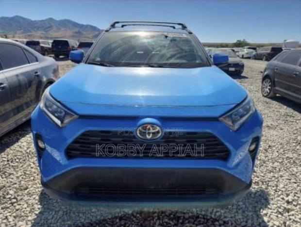 Toyota RAV4 XLE Premium FWD 2019 Blue