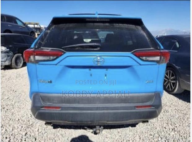 Toyota RAV4 XLE Premium FWD 2019 Blue