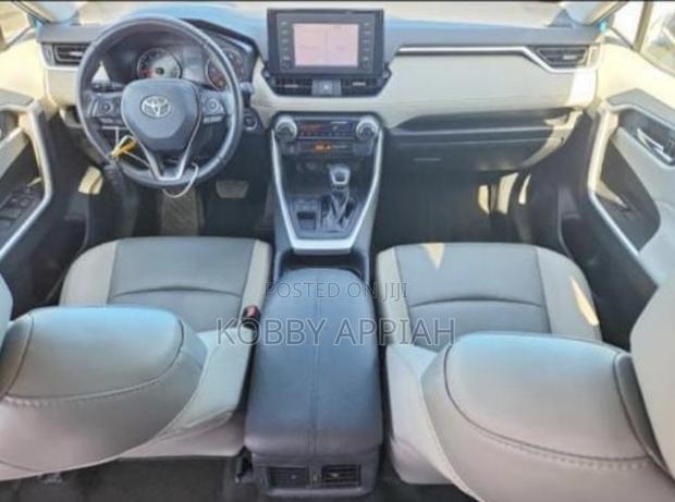 Toyota RAV4 XLE Premium FWD 2019 Blue