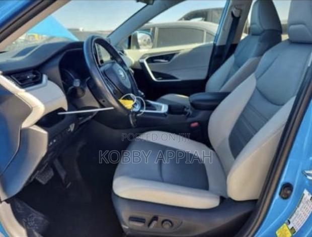 Toyota RAV4 XLE Premium FWD 2019 Blue