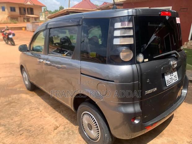 Toyota Sienta 1.5 FWD 2012 Gray