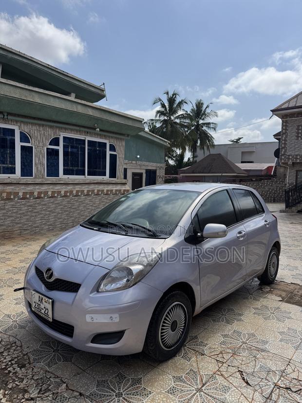 Toyota Vitz 2010 Silver