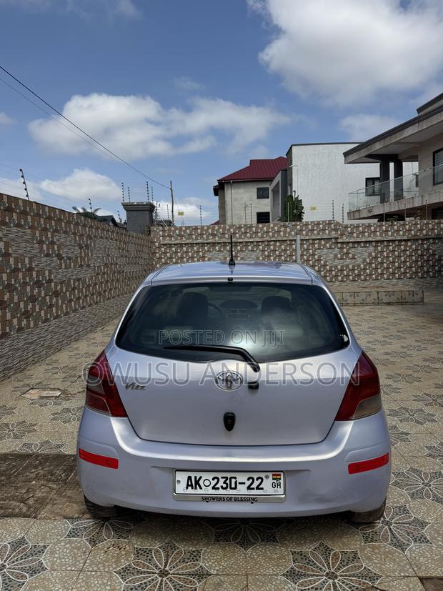 Toyota Vitz 2010 Silver