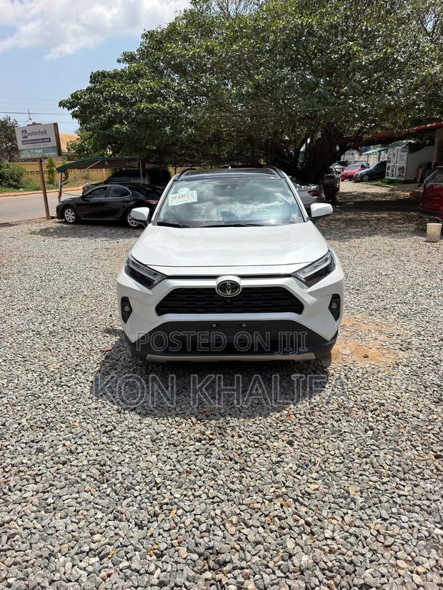 Toyota RAV4 XLE AWD 2023 White