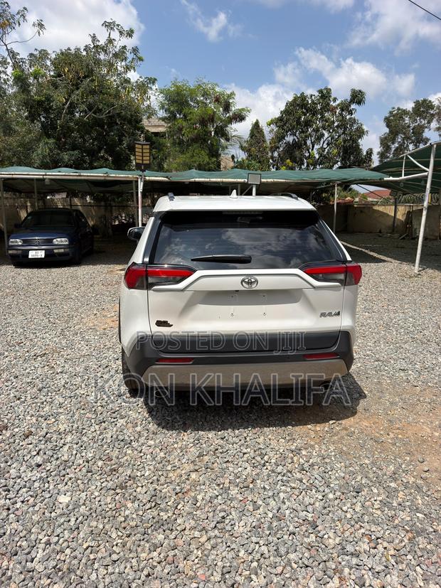 Toyota RAV4 XLE AWD 2023 White