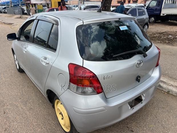 Toyota Vitz 1.3 FWD 5dr 2010 Gray