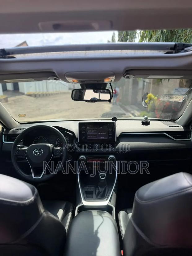 Toyota RAV4 XLE AWD 2019 White