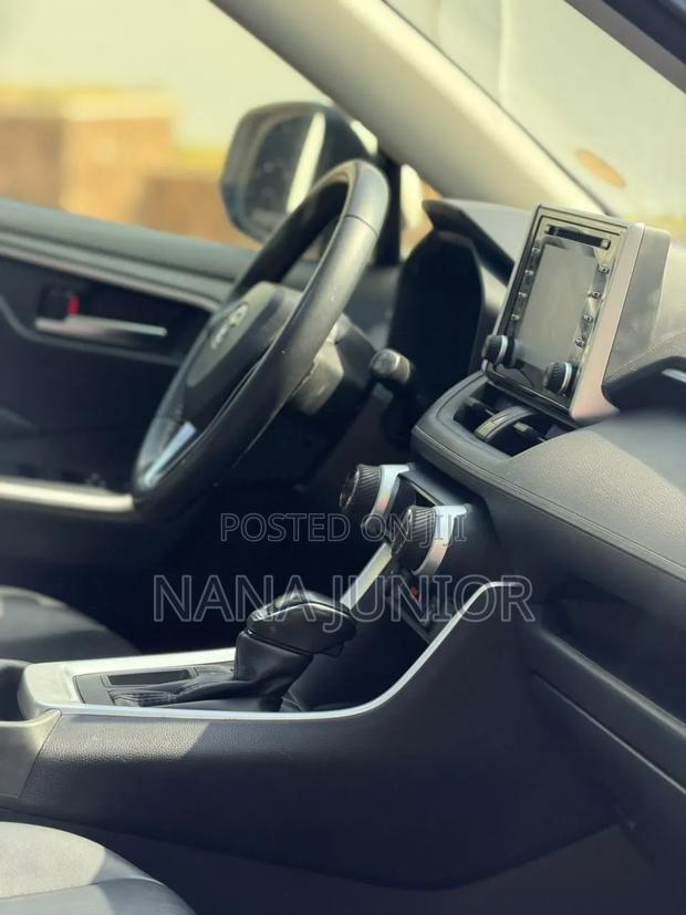 Toyota RAV4 XLE AWD 2019 White