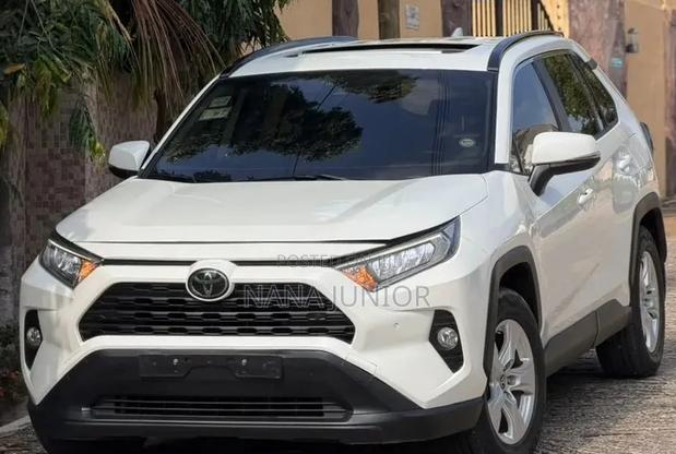 Toyota RAV4 XLE AWD 2019 White