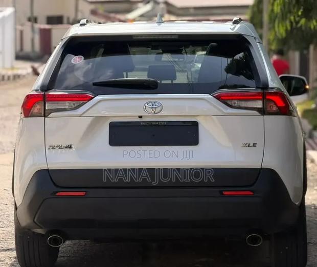 Toyota RAV4 XLE AWD 2019 White
