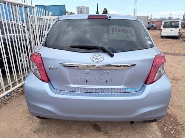 Toyota Vitz 1.3 FWD 5dr 2013 Blue