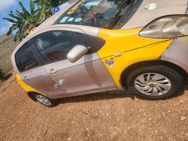 Toyota Vitz 1.3 AWD 5dr 2010 Silver