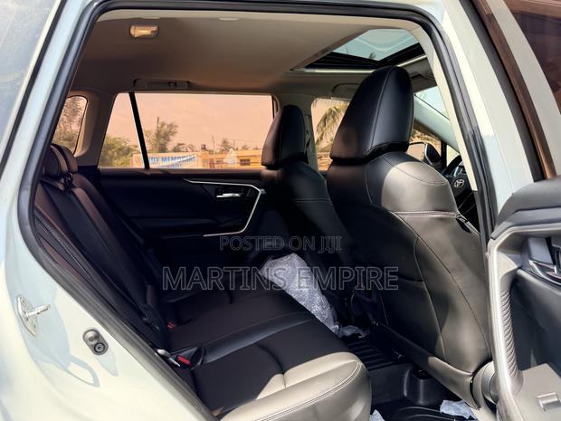 Toyota RAV4 XLE FWD 2020 White