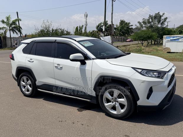 Toyota RAV4 XLE FWD 2020 White