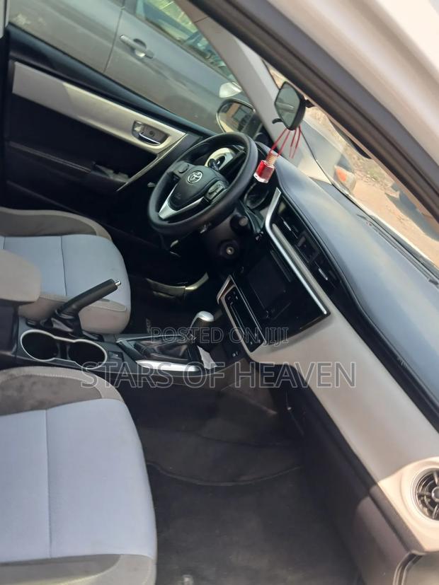 Toyota Corolla LE (1.8L 4cyl 2A) 2019 White