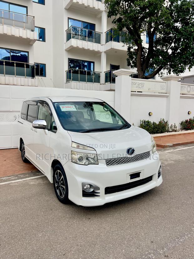 Toyota Voxy X 2WD 8-Seater 2012 White