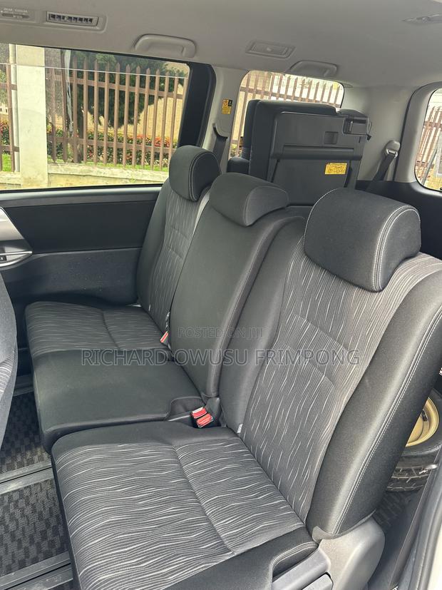 Toyota Voxy X 2WD 8-Seater 2012 White