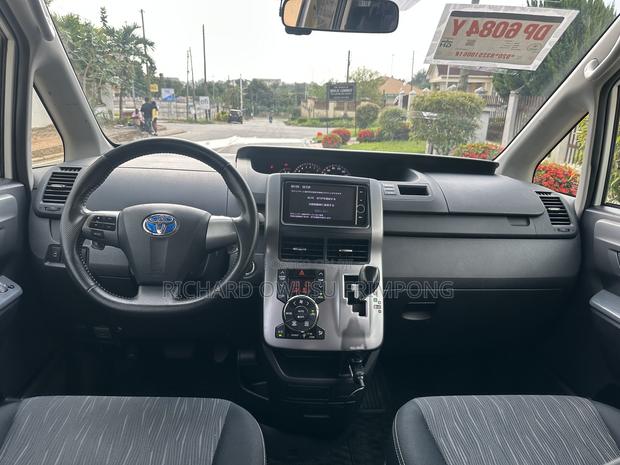 Toyota Voxy X 2WD 8-Seater 2012 White