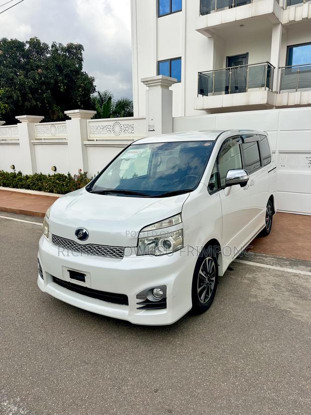 Toyota Voxy X 2WD 8-Seater 2012 White