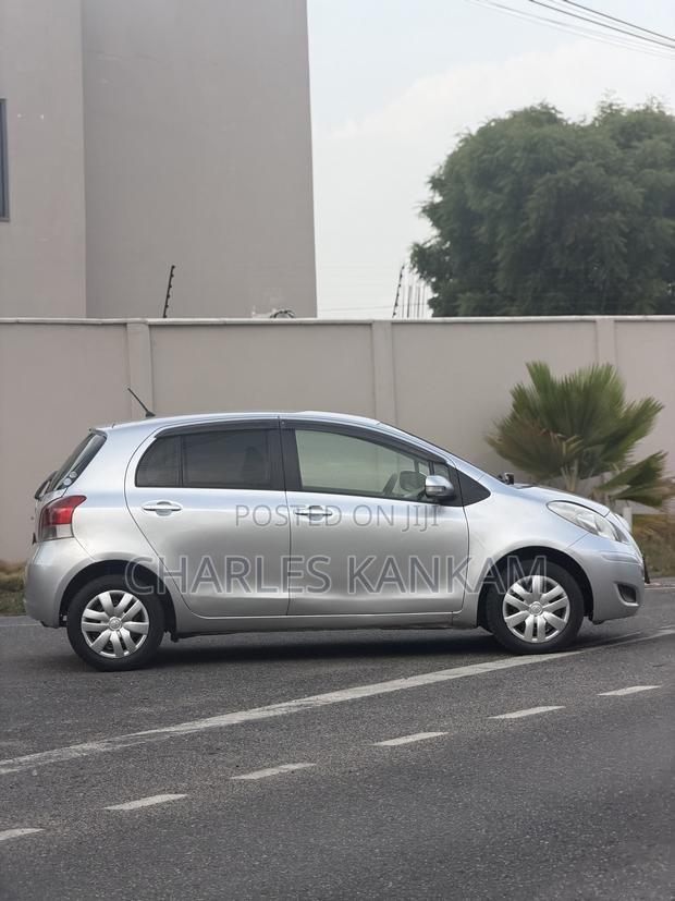 Toyota Vitz 1.0 FWD 5dr 2010 Silver