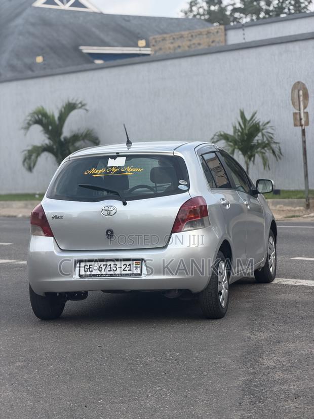Toyota Vitz 1.0 FWD 5dr 2010 Silver