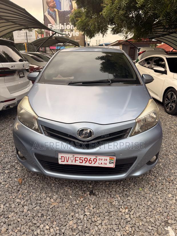 Toyota Vitz 1.5 FWD 5dr 2013 Blue