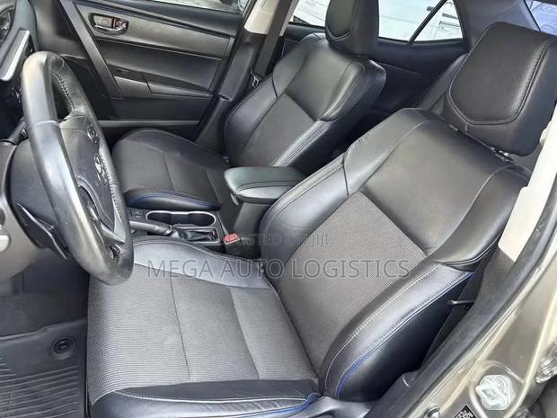 Toyota Corolla LE (1.8L 4cyl 2A) 2018 Gold