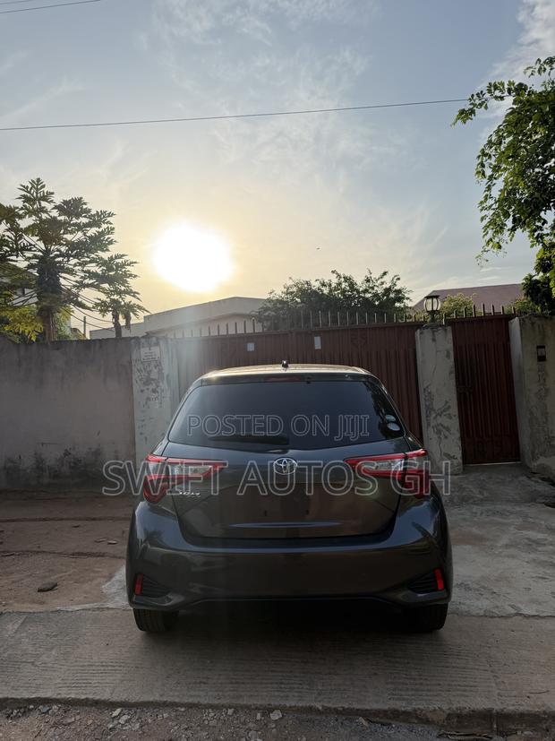 Toyota Vitz 1.3 FWD 5dr 2017 Gray