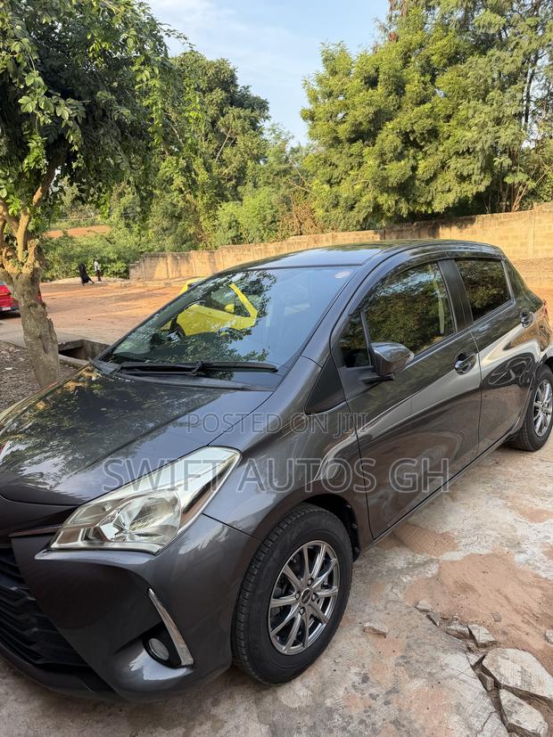 Toyota Vitz 1.3 FWD 5dr 2017 Gray