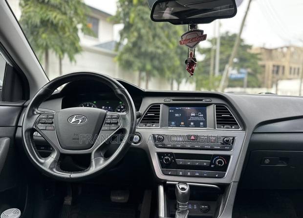Hyundai Sonata Sport 2.0T Sedan FWD (2.0L 4cyl 6A) 2017 White