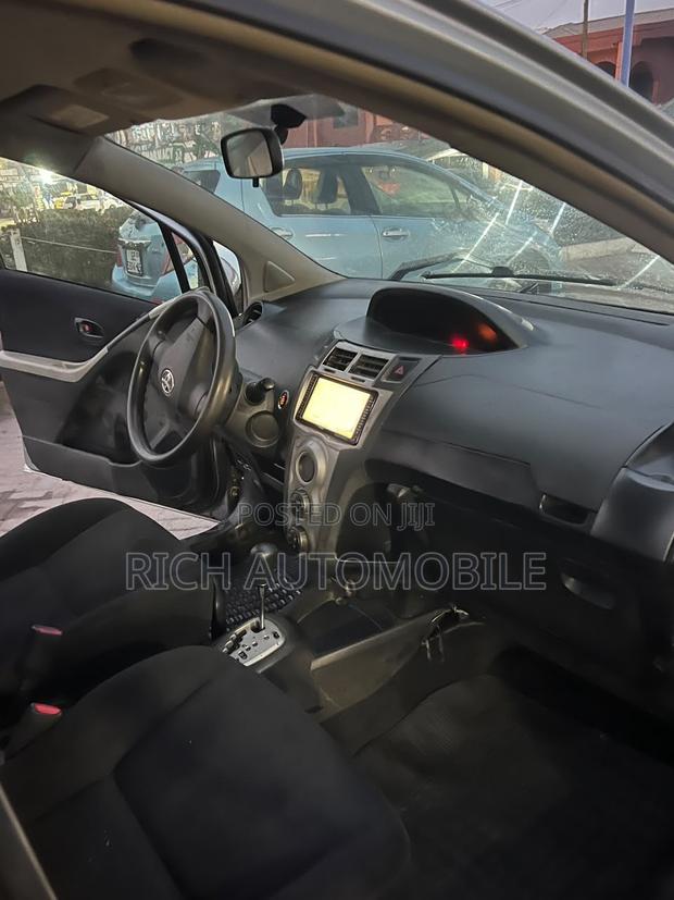 Toyota Vitz 1.3 FWD 3dr 2009 Pearl