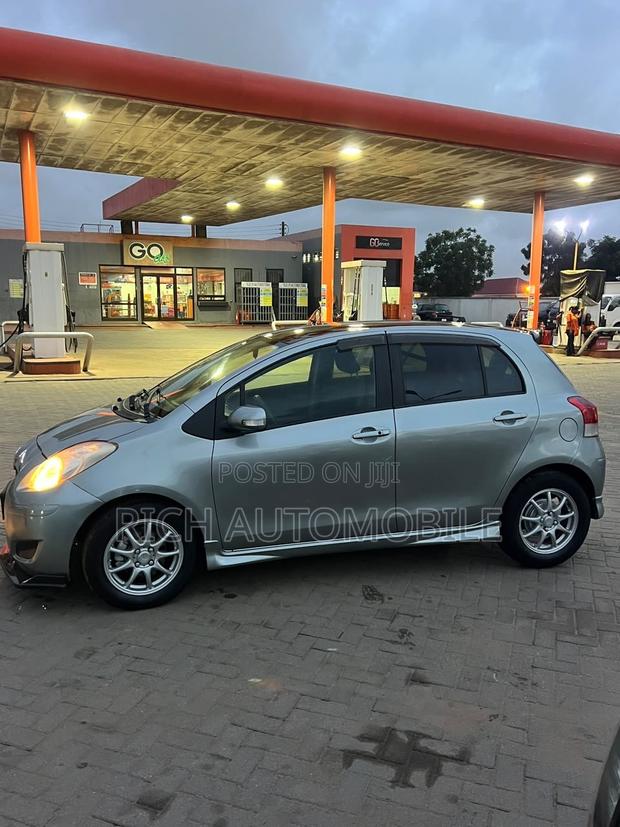 Toyota Vitz 1.3 FWD 3dr 2009 Pearl