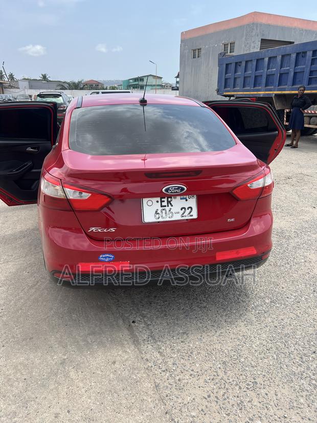 Ford Focus SE Sedan FWD (2.0L 4cyl 5M) 2013 Red