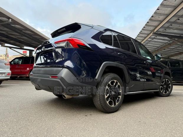 Toyota RAV4 XLE Premium FWD 2020 Blue