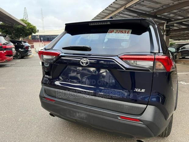 Toyota RAV4 XLE Premium FWD 2020 Blue