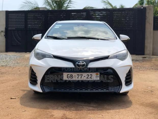 Toyota Corolla LE (1.8L 4cyl 2A) 2018 White