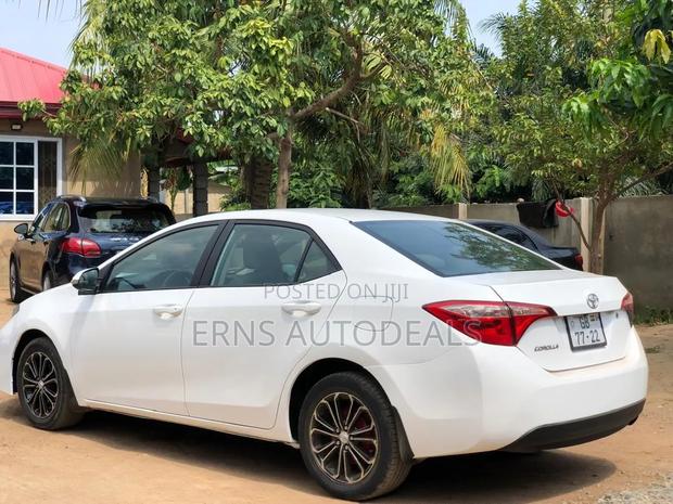 Toyota Corolla LE (1.8L 4cyl 2A) 2018 White