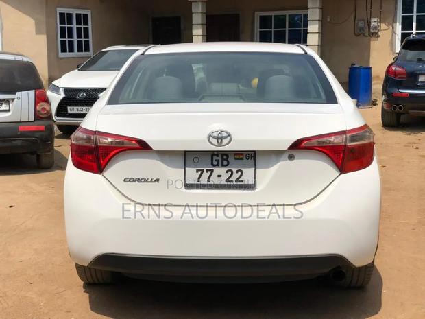 Toyota Corolla LE (1.8L 4cyl 2A) 2018 White