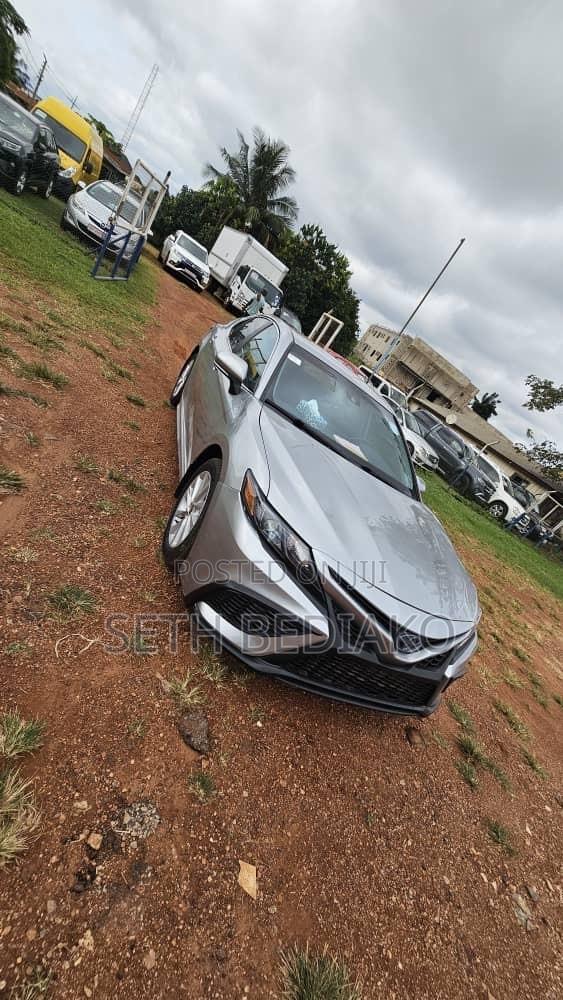 Toyota Camry SE 2021 Gray