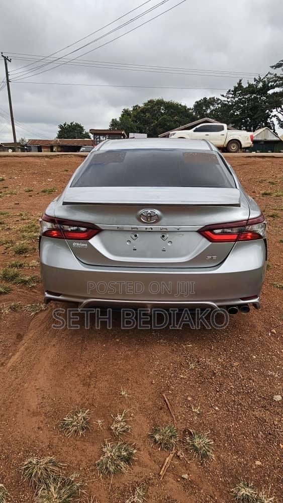 Toyota Camry SE 2021 Gray