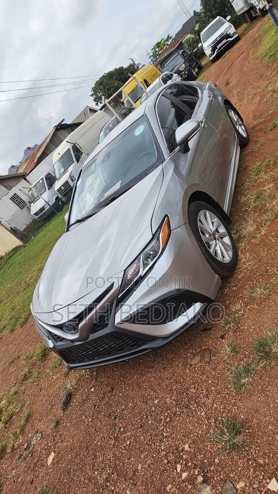 Toyota Camry SE 2021 Gray