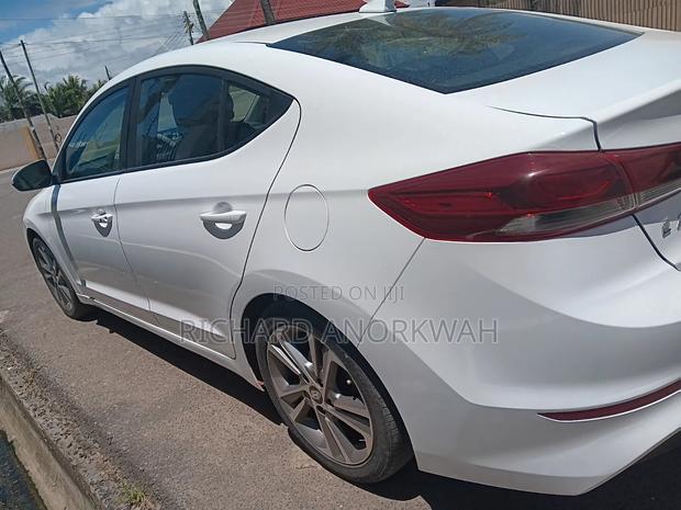 Hyundai Elantra Limited Sedan FWD (2.0L 4cyl 6A) 2017 White