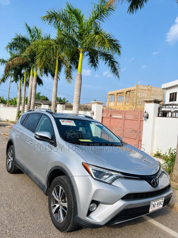 Toyota RAV4 XLE 4dr SUV AWD (2.5L 4cyl 6A) 2018 Silver