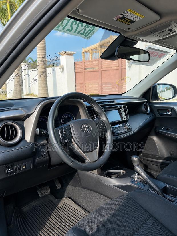 Toyota RAV4 XLE 4dr SUV AWD (2.5L 4cyl 6A) 2018 Silver