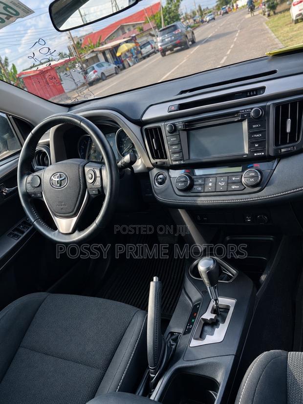 Toyota RAV4 XLE 4dr SUV AWD (2.5L 4cyl 6A) 2018 Silver