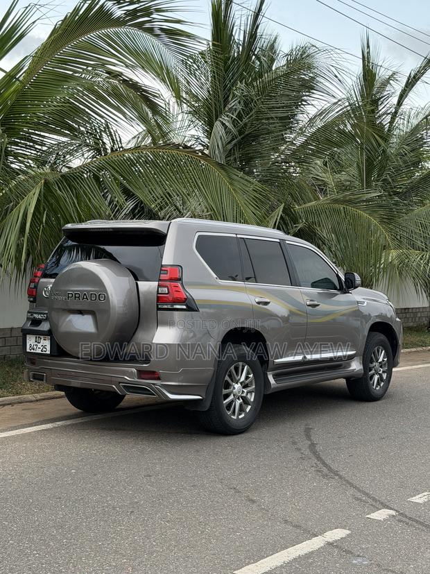 Toyota Land Cruiser Prado 2010 Brown